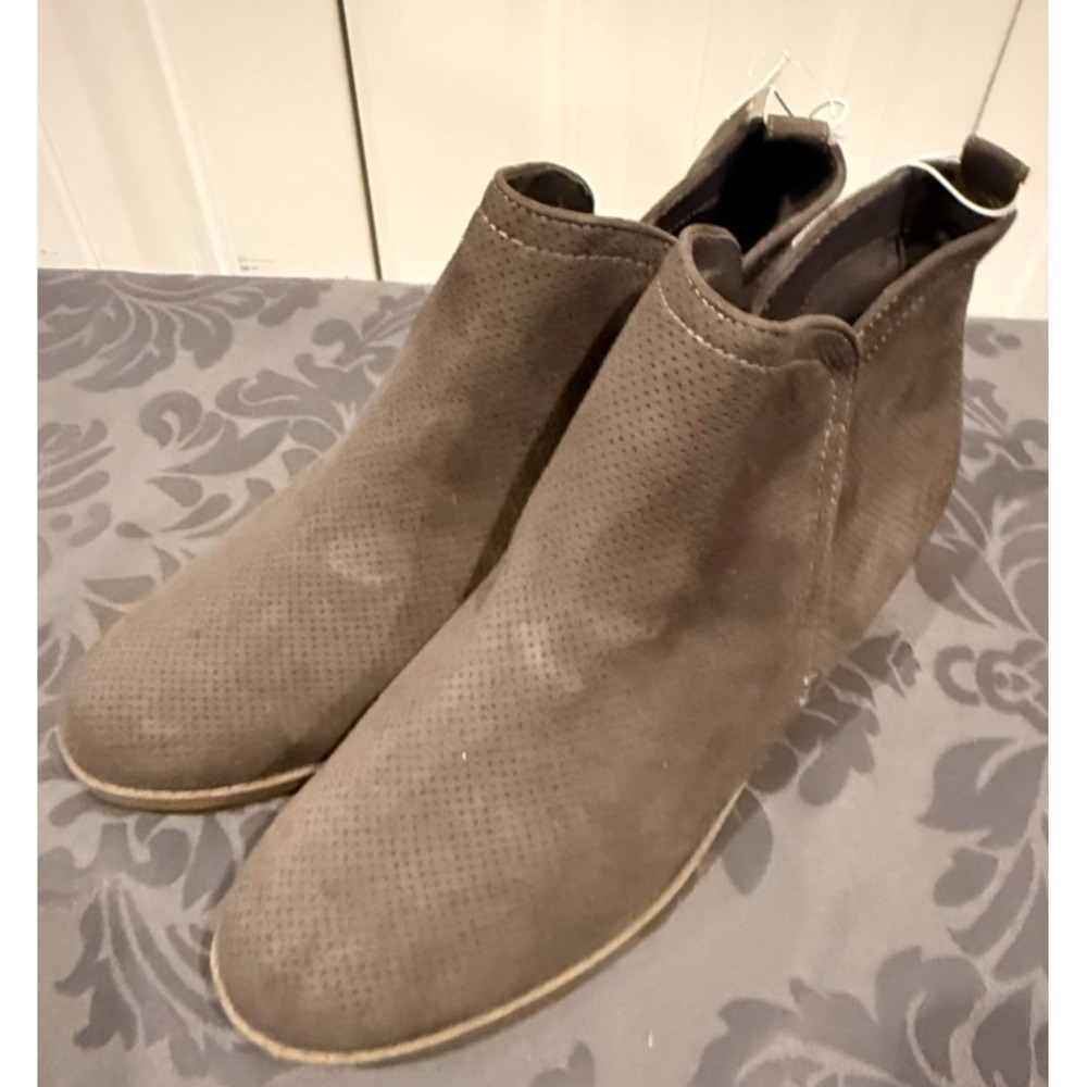 Universal Thread Dylan Ankle Booties Women's 11 Gray Taupe Perforated Laser Cut